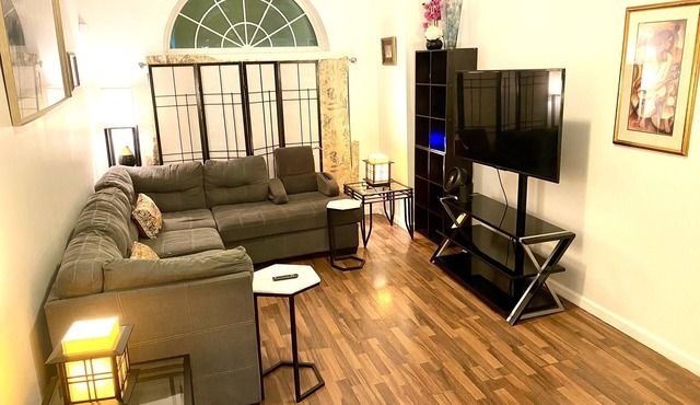 HUGE 2 Bedroom Apt w/king bed, FREE Street Parking