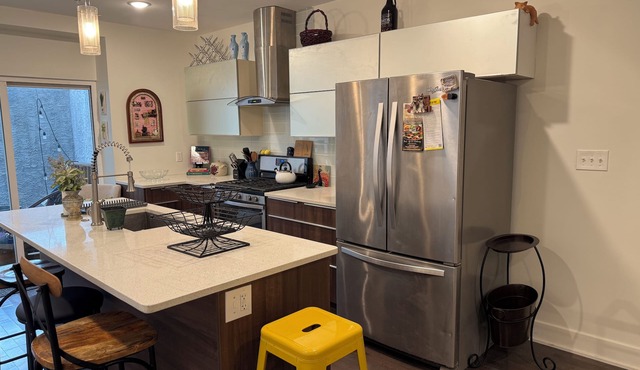 Huge 2 Bedroom Bilevel Apartment with Patio WiFi AC Laundry