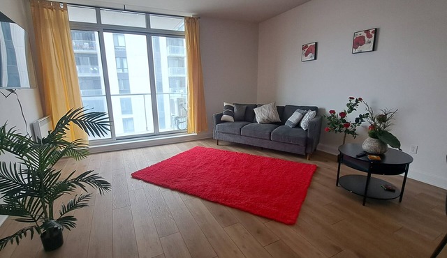 Huge - 2 Bedroom Condo - w/POOL and GYM