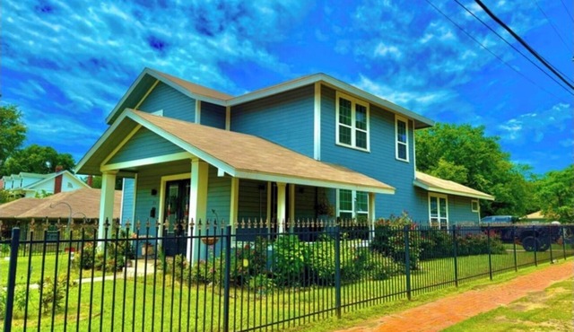 Huge 2 Story 3k Sq Ft Luxury House of Peace in the Heart of Paris, TX
