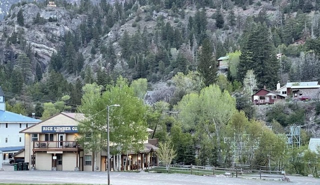 Huge 2000 sq ft! 1200 MBPS! Huge private deck! BBQ! On River! Amazing Mtn Views!