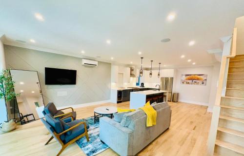 Huge 2000 sqft Luxury & Stylish Condo minutes to New York