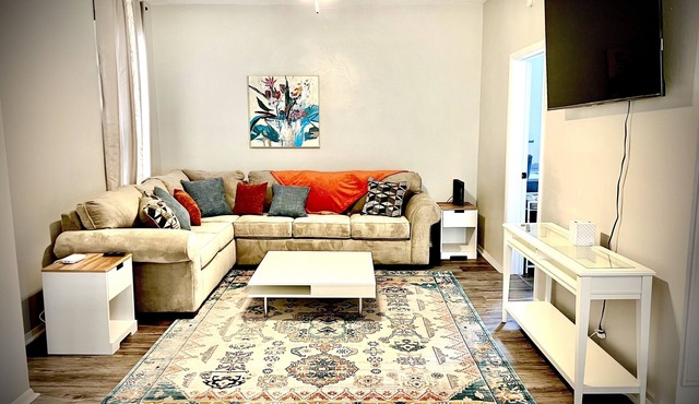 Huge 2700 square foot-4 Bedroom Home with Free parking