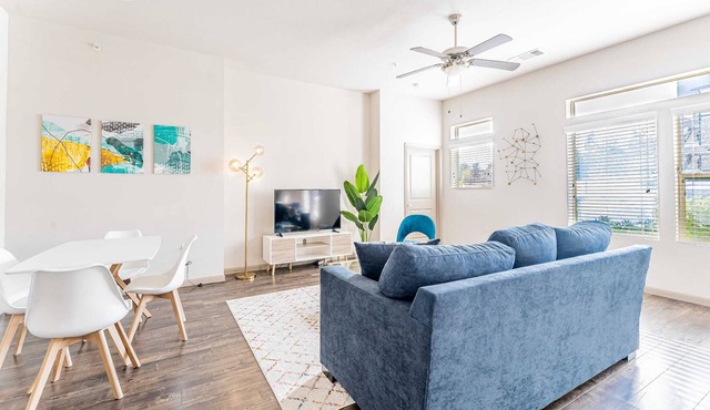 Huge 2BR suite close to Downtown w/fast WiFi