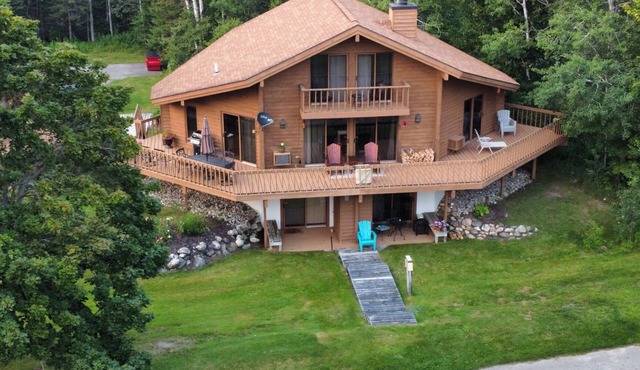 Huge! 2brm KING bed, 2bath sleeps 4 adults only WIFi,Close to Torch Lake, pool