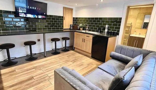 Huge 3 Bed Apartment City Center - Sleeps 11