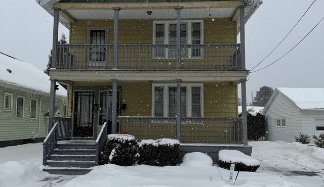 Huge 3 Bedroom Home Close To Everything - Two Family House 1st Floor