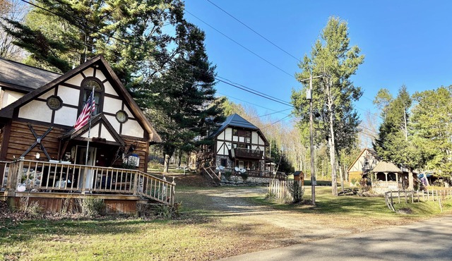 HUGE 3 Home Lodge For Large Groups, Lots of Space For Entertaining & Privacy!