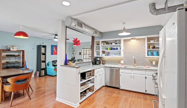Huge 3 home private Villa - walk to 6th street!