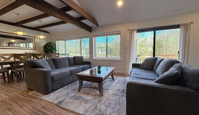 Huge 3000sqf Creek Front - 8 person hot tub, Fire pit, two decks, Ski Hill.