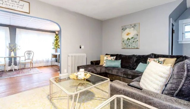 Huge 3BR Near Zoo, Niagara Falls, Downtown & Stadium – Peaceful Parkside Stay!