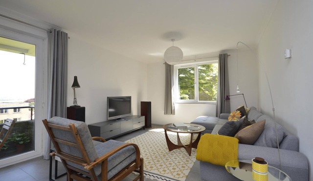 Huge 4 bed apartment with balcony