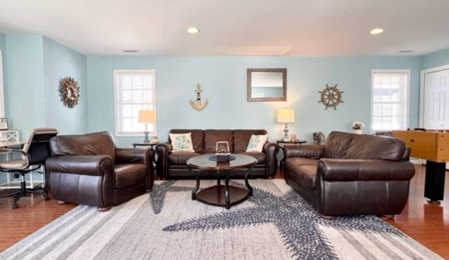 Huge 4 Bedroom, Beach Block Condo with Pool and 3 Parking Spaces