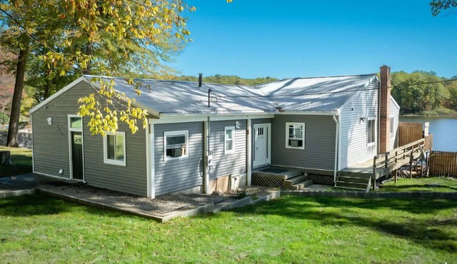 Huge 4-bedroom house on chain of lakes.