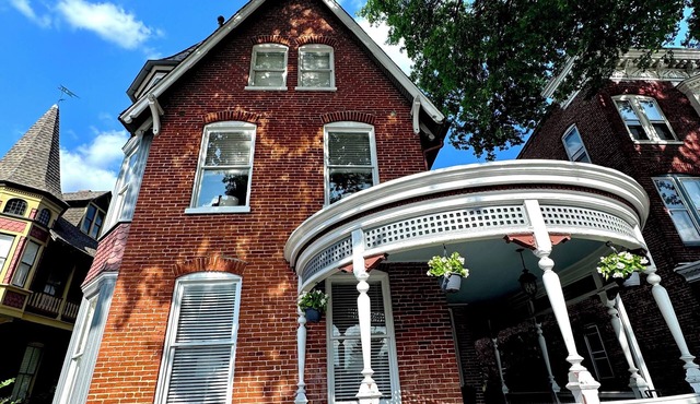 Huge 4 bedroom in Historic District a short walk from york hospital. Garage park