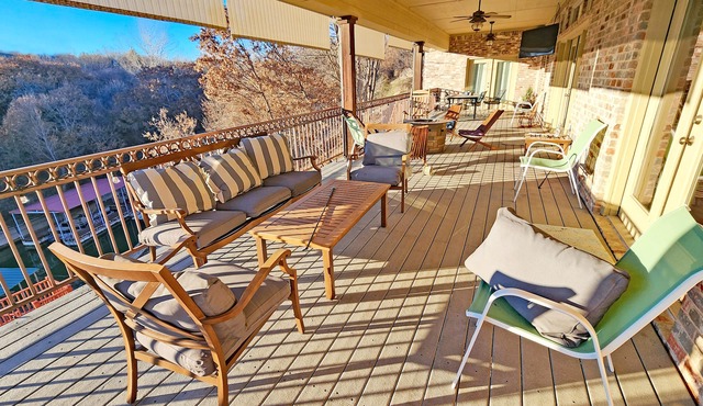 Huge 4 bedroom + loft lakehouse with private dock - 27 min north of Sundance Sq