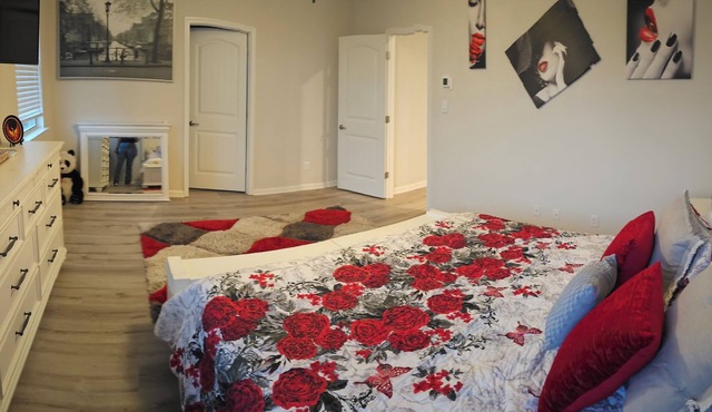 Huge 4-bedroom retreat w/FREE WiFi, in serene Slidell with Lake in backyard