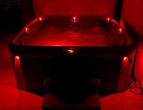 Huge 4BR 2BA Home - Pool Table, & 6 person Hot Tub
