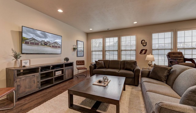 HUGE 4BR+Bunk Room - Game Room/Pool Table - Golf views - Close to SDC!