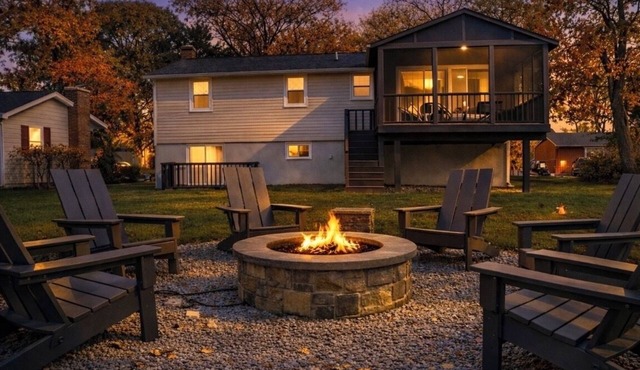 Huge 4BR Home Sleeps 12, Firepit + Basement Bar, Downtown 10 Min, Parking