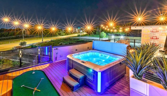 Huge 4BR w/Game Room, Pool & Rooftop Spa -13 Beds!