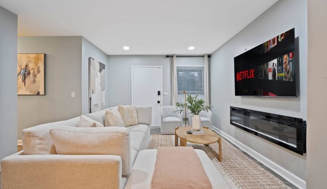 Huge 4BR w/Yard | Sleeps 8 | LCP Collection