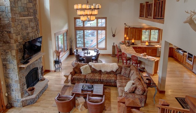 Huge 5 BD Dog Friendly, Hot Tub, New Back Deck!