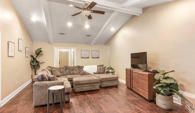 HUGE 5 BDRM 2BATH HOME IN A GREAT QUIET NEIGHBORHOOD SHERWOOD FOREST