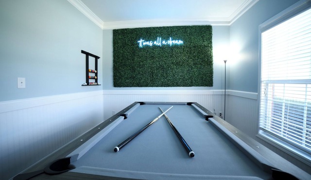 Huge 5 Bdrm W/King Bed Hot Tub