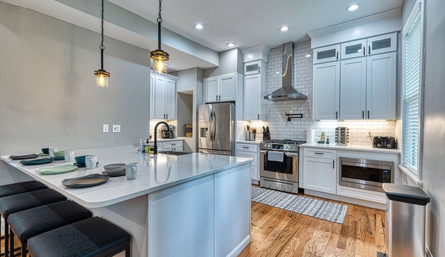 HUGE 5 Bedroom Beautiful Historic Renovated Home Shaw- Great for Families/Groups