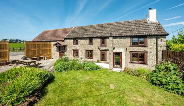 Huge 5 bedroom cottage with hot tub sleeps 18