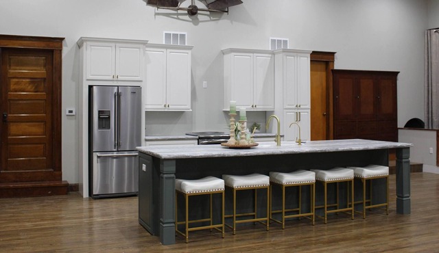 HUGE 5-bedroom house, w/large living spaces in quiet small town