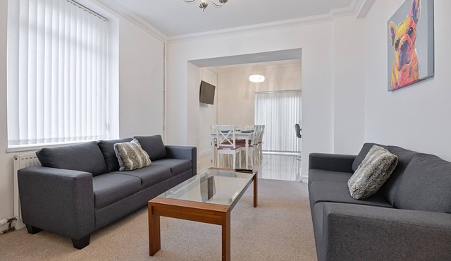 Huge 5 bedroom home, Off road parking, 2 En-suites