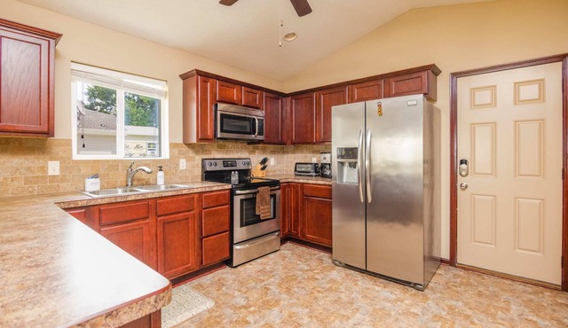 Huge 5 Bedroom Home with Deck & Garage