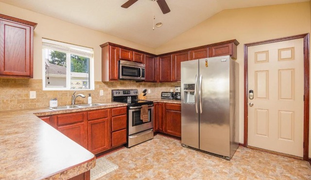 Huge 5 Bedroom Home with Deck & Garage