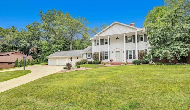Huge 5 bedroom house close to everything!