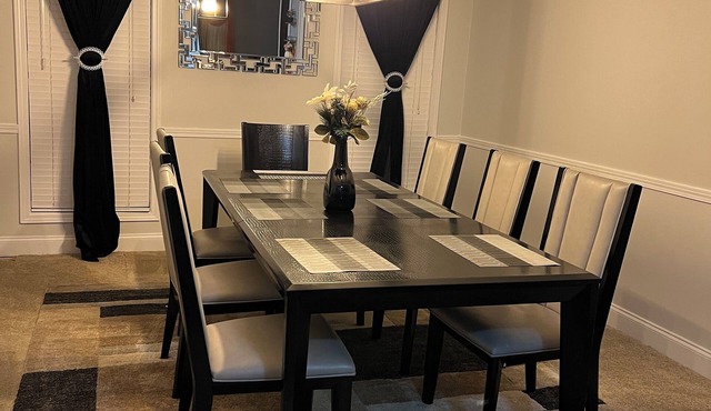 HUGE 5-bedroom house in fabulous Jonesboro 12 miles from airport/ATL