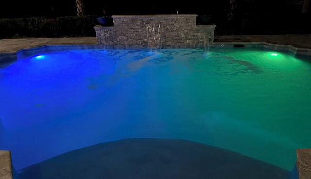 Huge 5 bedroom in Baton Rouge with Pool, Theatre 55m to New Orleans Super Bowl