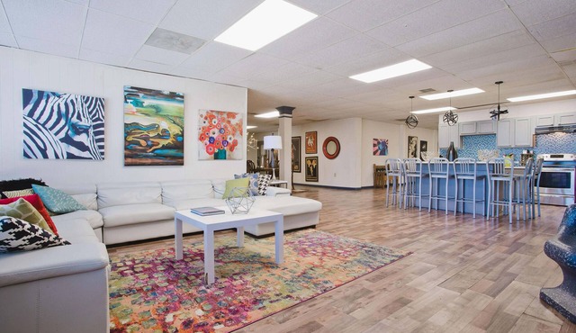 HUGE 5000 sqft condo 2 blocks Beale, 10 beds, 2king 8queen, 3 bath, parking lot