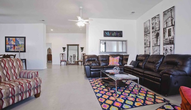 HUGE 5000 sqft condo, 2 blocks to Beale, 3 kings/8 queen beds,free gated parking