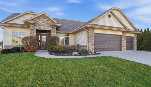 Huge 5BR Modern Home w/Fenced Yard. Sleeps Large Groups & Families Welcome