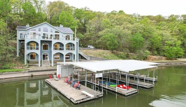 Huge 6 Bd Home Entire Cove! Hot Tub,Dock, GOLF SIM