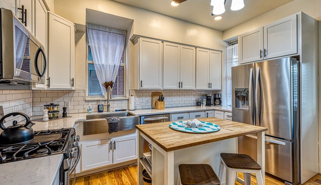 Huge 6 bed, 3.5 Bath Home 2 KING BEDS FAMILY SHAW NEIGHBORHOOD