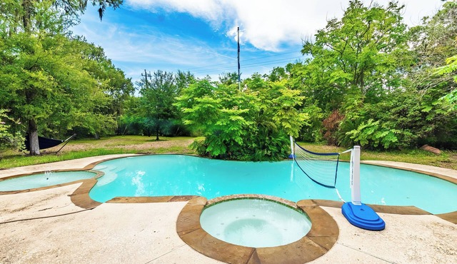 Huge 6 Bedroom with Heated Pool, Spa, 85" Television, Game Room, BBQ, Hot Tub