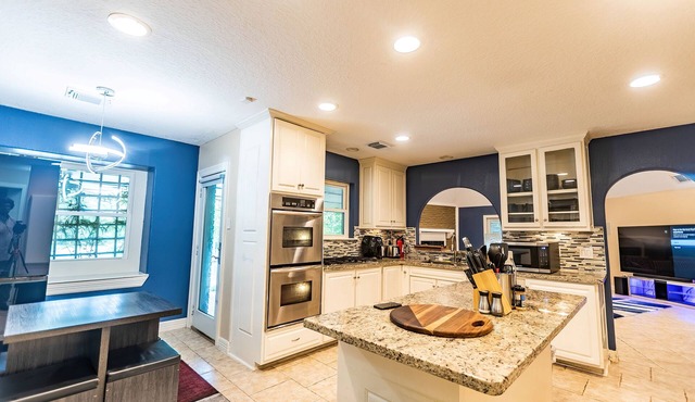Huge 6 Bedroom with Pool, Spa, 85" TV, Air Hockey, Pool Table, Ping Pong, BBQ