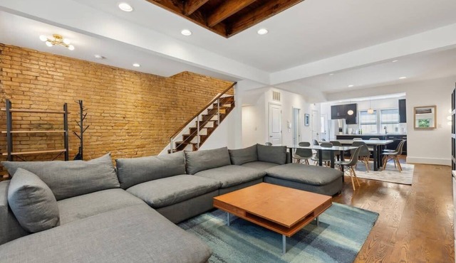 Huge 6 Queen Bed home with two decks & Parking