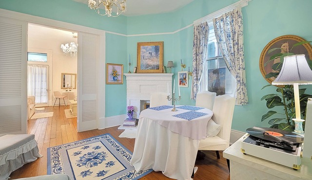 HUGE 6BR/3BA/Sleeps 12 HISTORIC, JAZZ FEST, STREETCAR,FRENCH QUARTER, DOLLHOUSE!