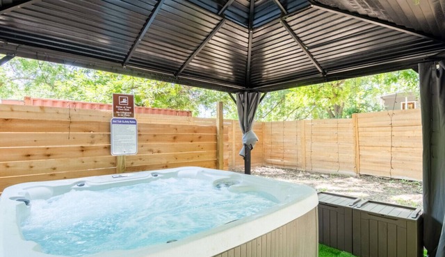 Huge 6BR Gem w/Hot Tub - Near Downtown, SXSW