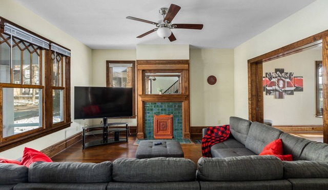 HUGE 7 Bedroom, 4 Bathroom Sleeps 14+