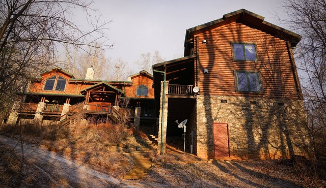 Huge 8 BR/8 BA Secluded Retreat, Spectacular Views 15min to downtown on MTS Tr